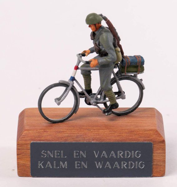 Beeldje van een soldaat van het regiment rijwielers met de tekst ‘Snel en vaardig. Kalm en waardig’